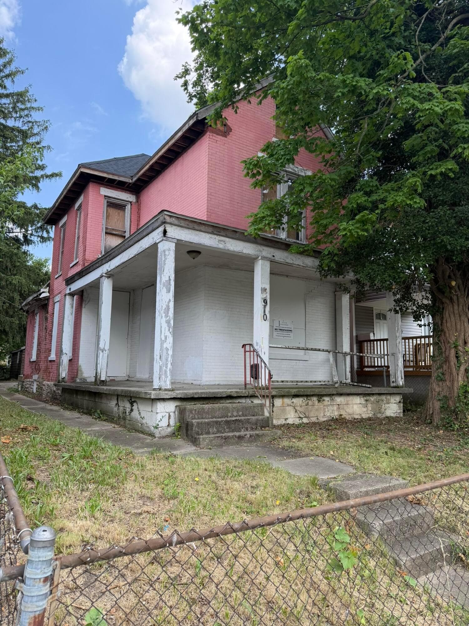 910 Champion Avenue