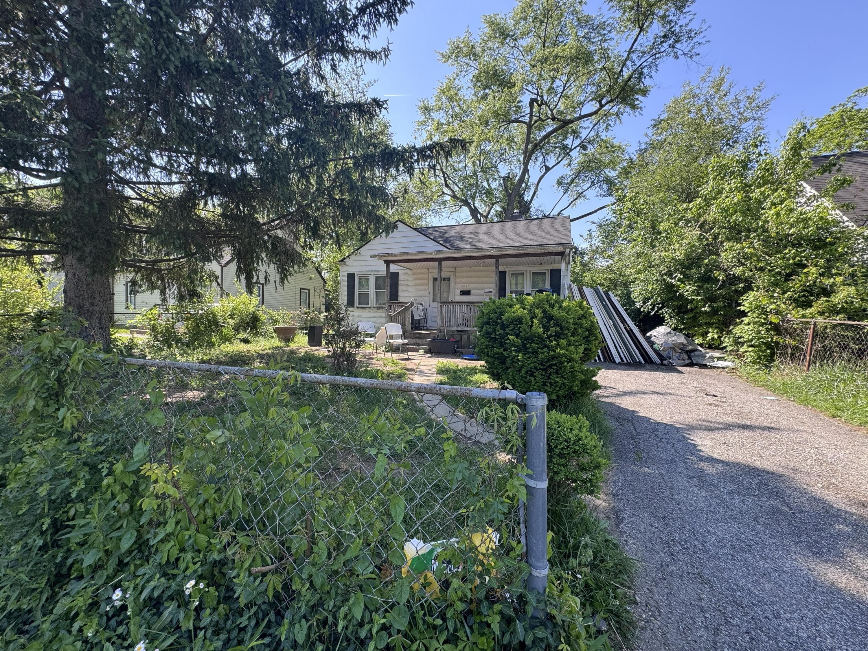 2425 Vendome Drive — photo 1 of 2