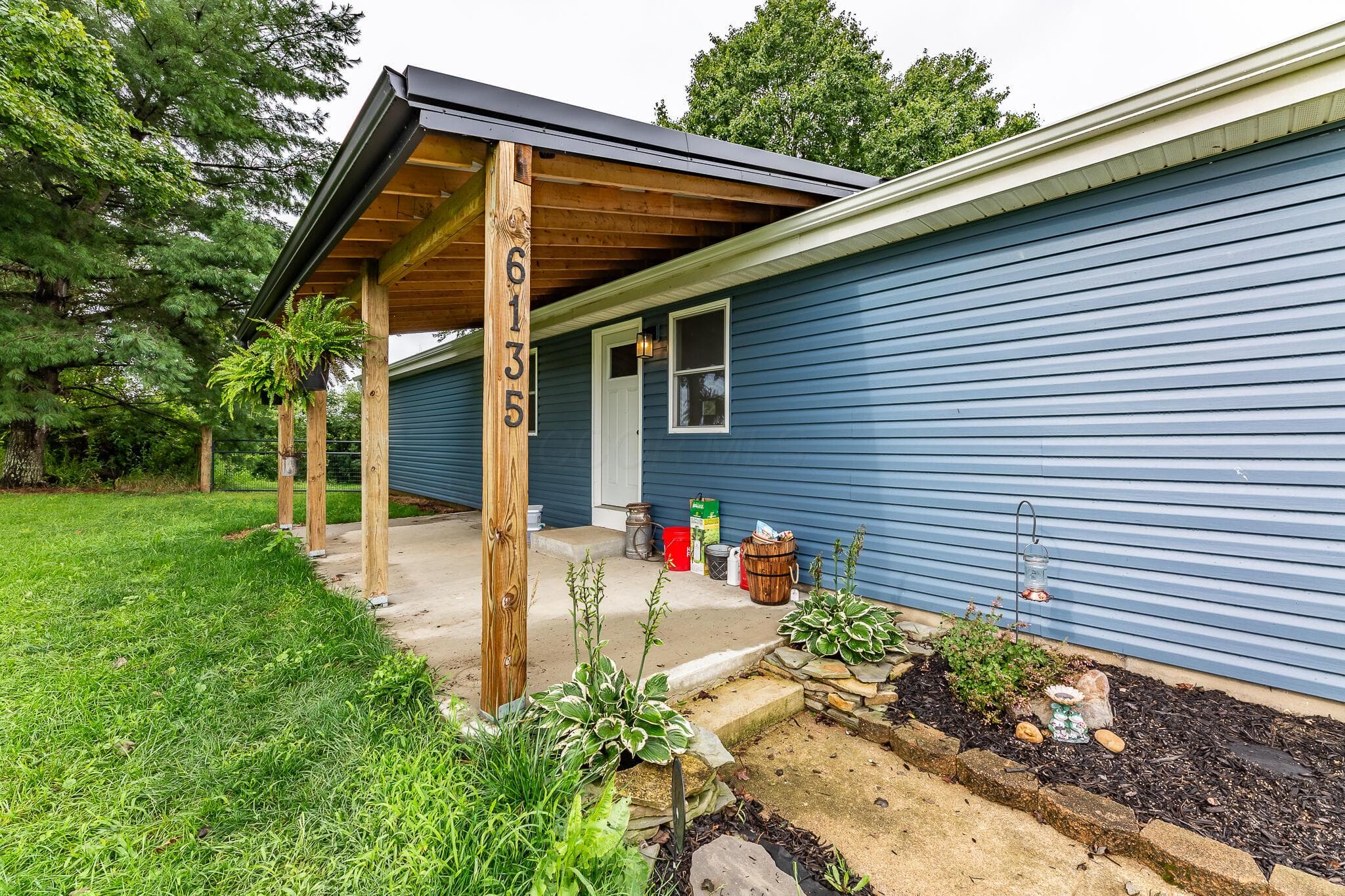 6135 Allen Road — photo 1 of 32