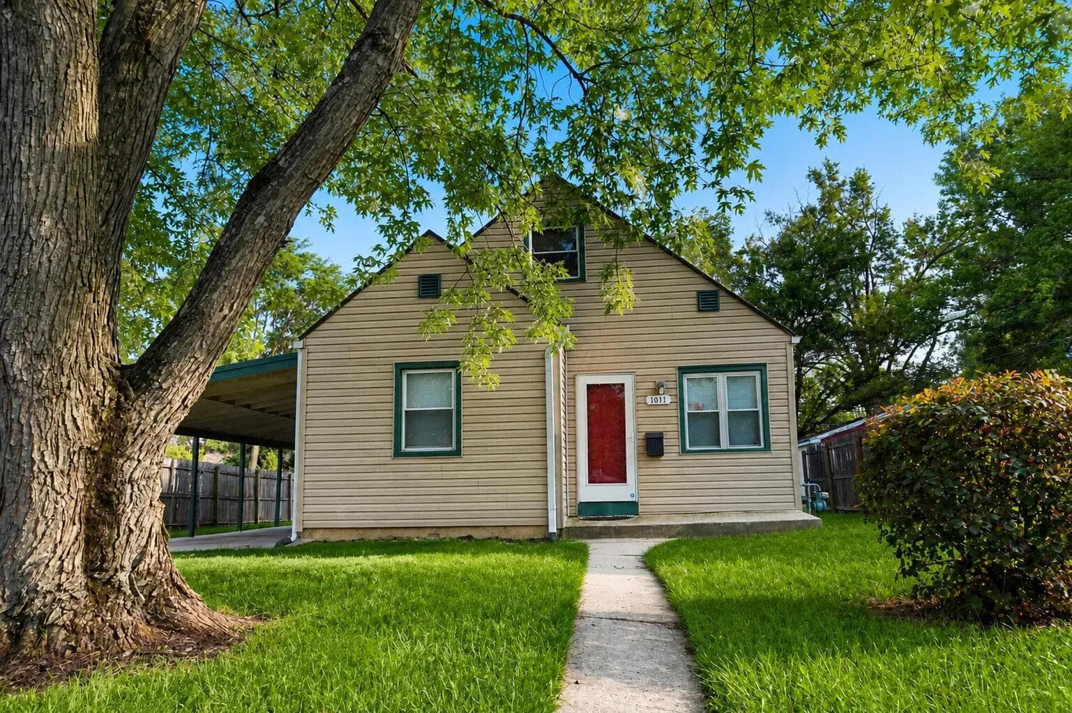 1011 North Broadway Street — photo 1 of 20