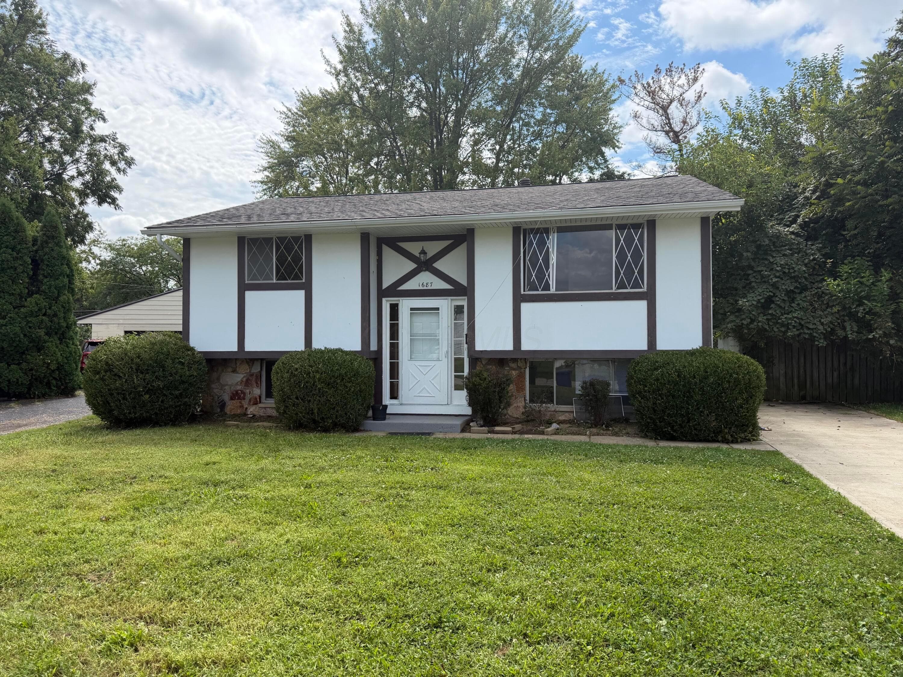 1687 Brookfield Square — photo 1 of 23