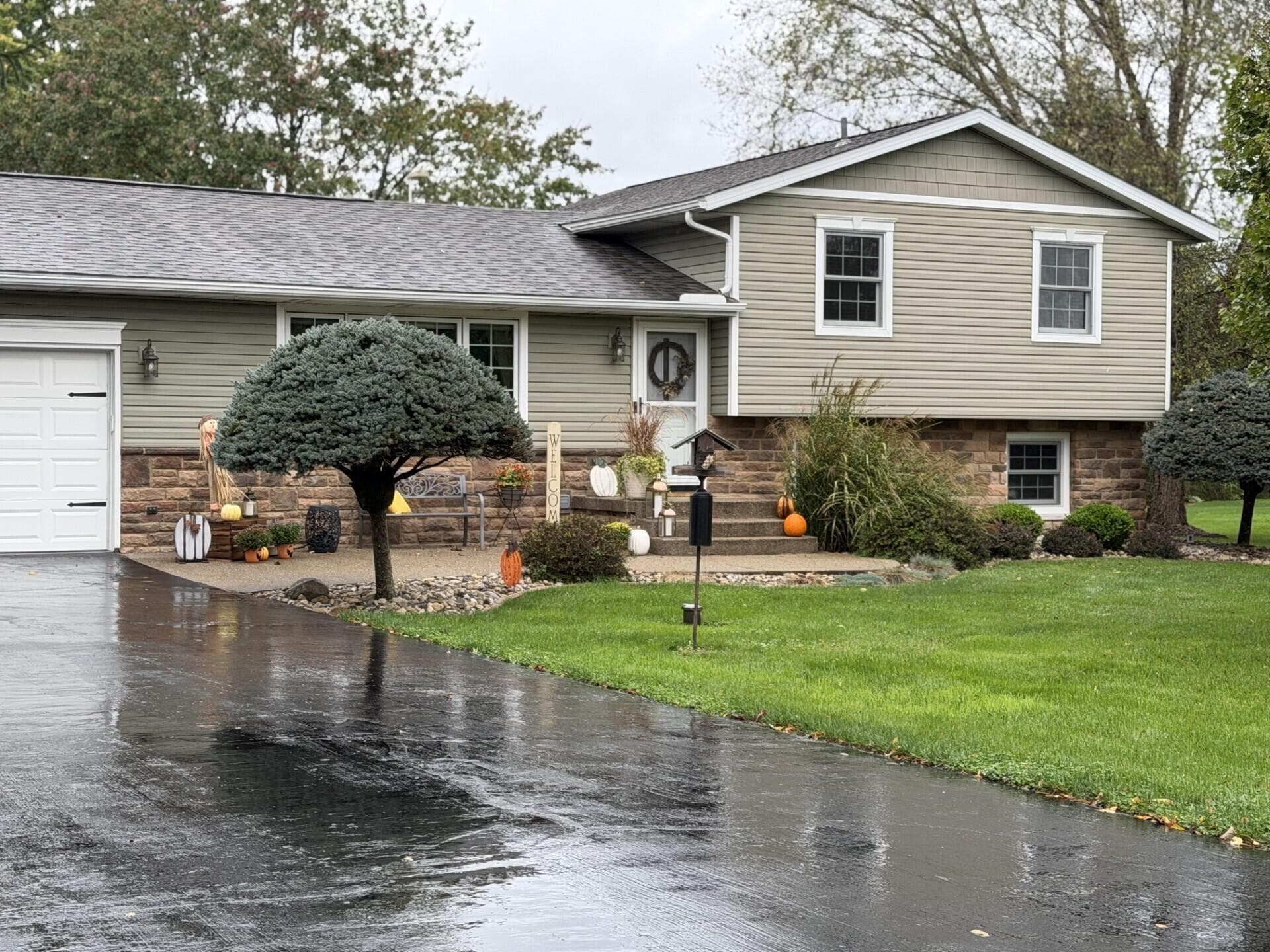 6885 Castlewood Drive